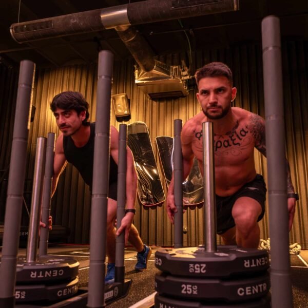 Dos atletas empujando el trineo en una sesión de Hyrox en W | Hybrid Barcelona