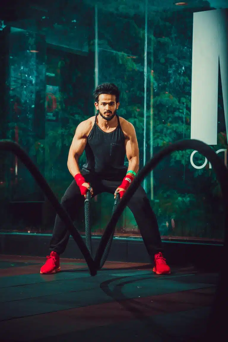 Atleta entrenando sandbag lunges para Hyrox