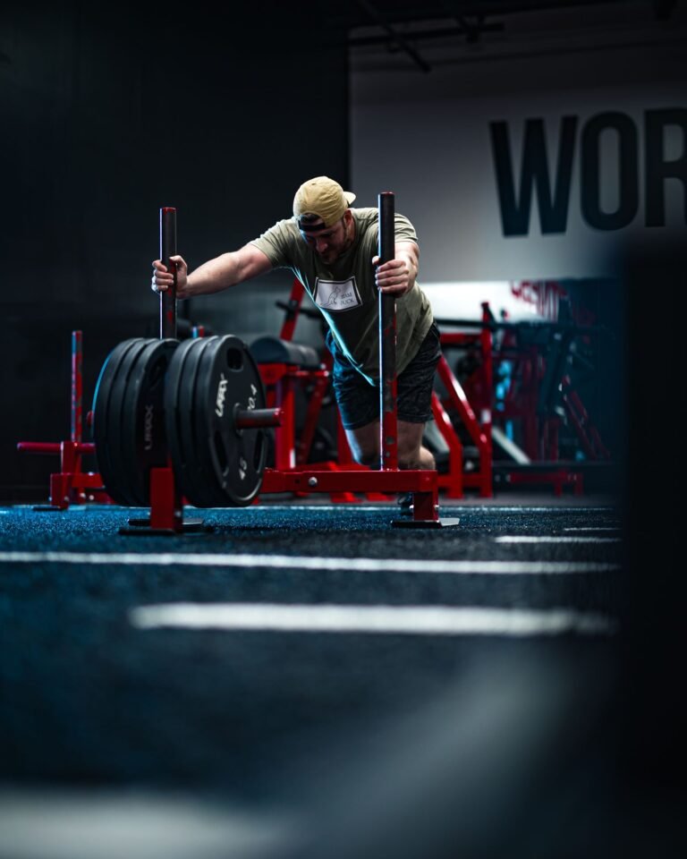 Atleta empujando un sled durante una sesión de entrenamiento estilo Hyrox