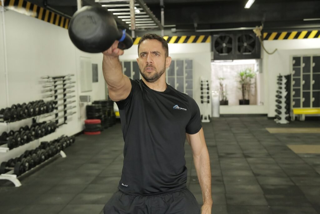 Atleta haciendo un calentamiento para Hyrox con activación de fuerza antes de la carrera