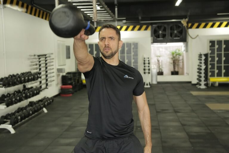 Atleta haciendo un calentamiento para Hyrox con activación de fuerza antes de la carrera