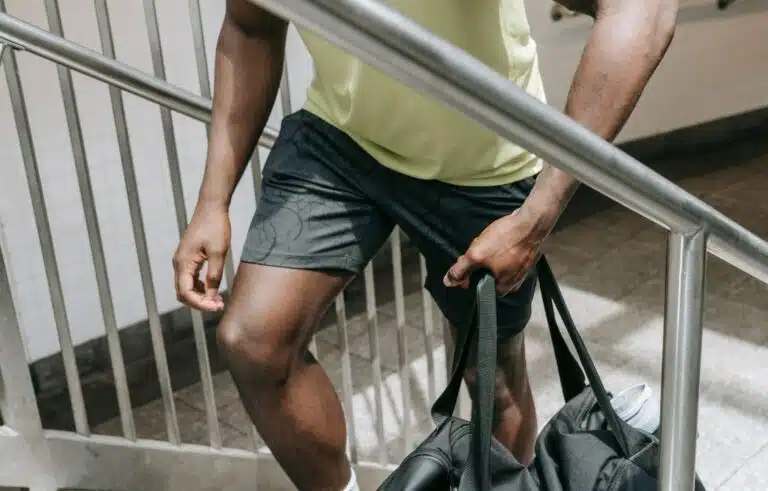 Atleta llegando al recinto con la bolsa de deporte preparada para el día de carrera de Hyrox