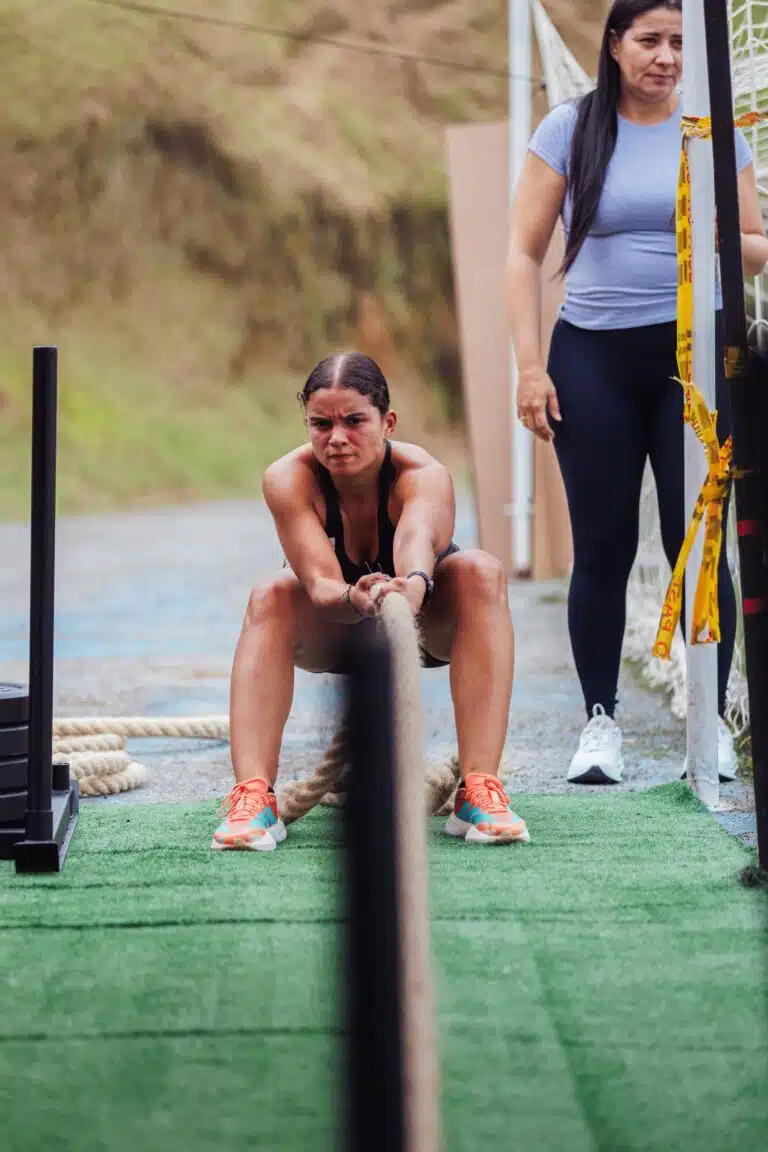 Atleta ejecutando un sled pull con cuerda, la tercera estación de Hyrox