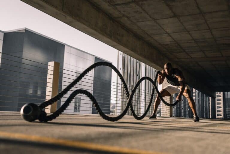 Atleta entrenando fuerza y resistencia de cara a HYROX Valencia 2026