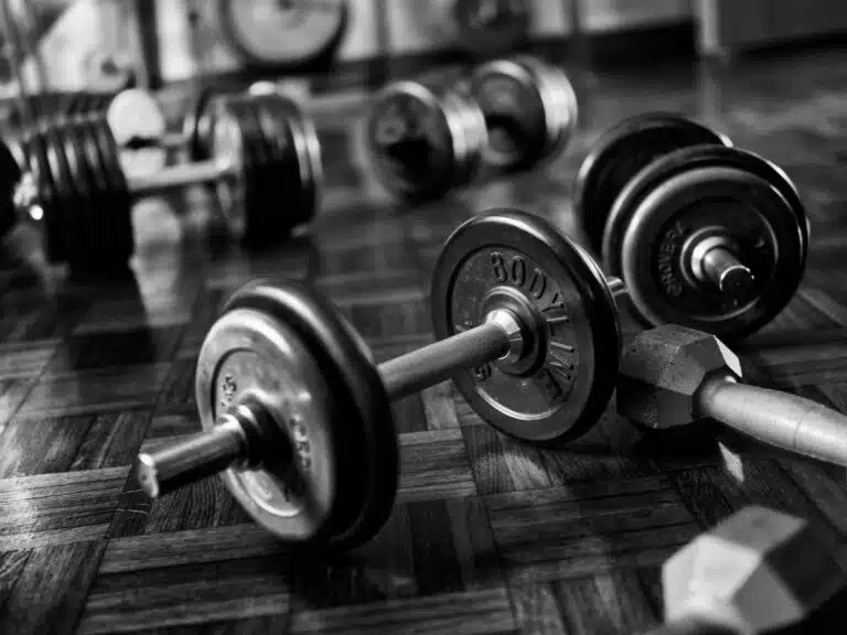 Material de gimnasio en reposo que ilustra el tapering para Hyrox durante la última semana antes de la carrera