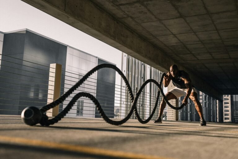 Atleta entrenando con cuerdas de batalla al aire libre, la forma de preparar HYROX desde Mallorca mientras no hay carrera oficial en Baleares
