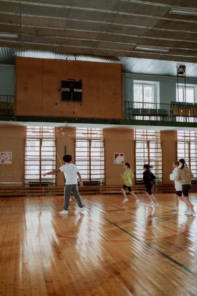 Jóvenes corriendo en un pabellón cubierto, el tipo de recorrido que afrontan los participantes de HYROX Youngstars en las categorías de 8 a 15 años