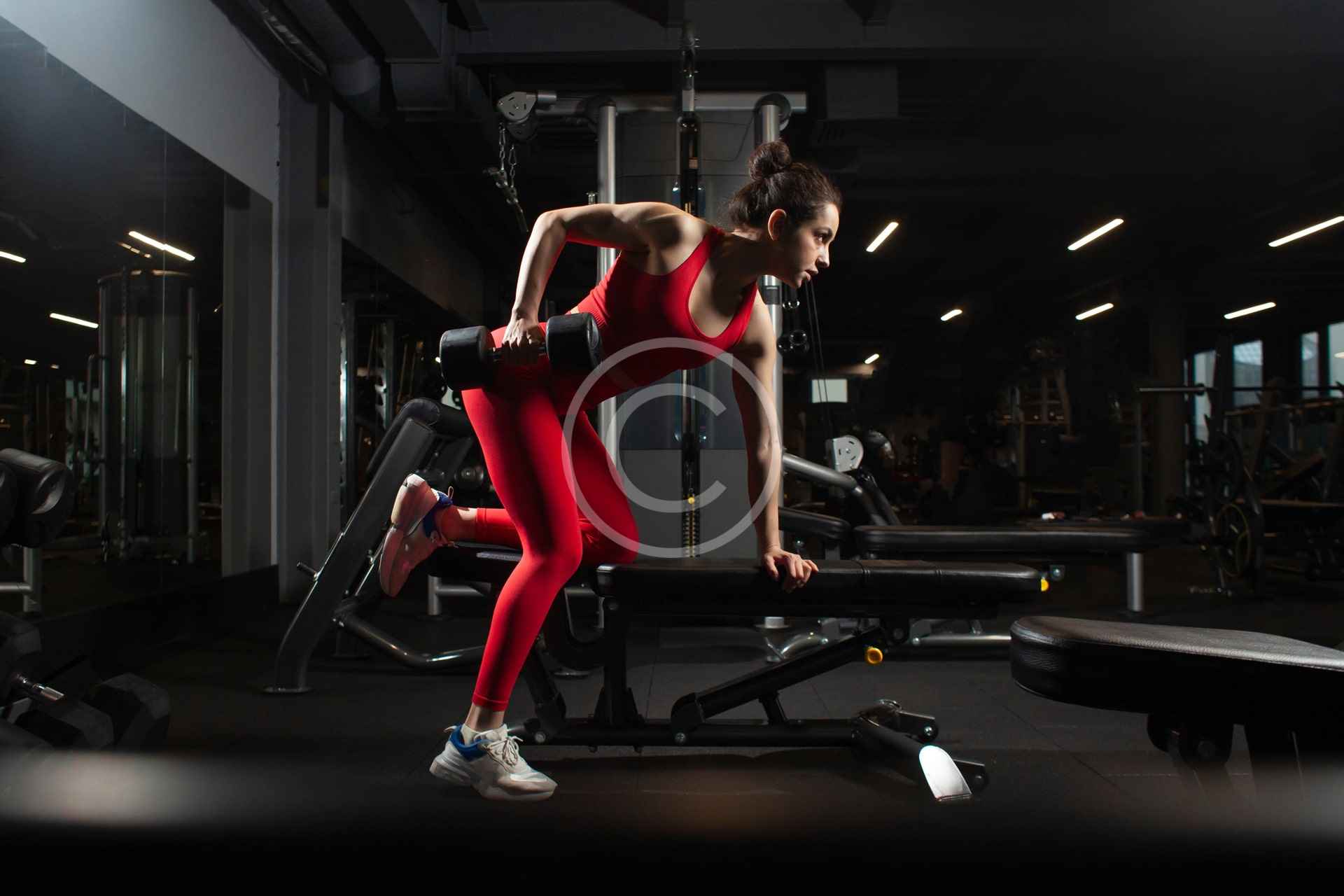 Atleta realizando burpee broad jumps en entrenamiento Hyrox W | Hyrox
